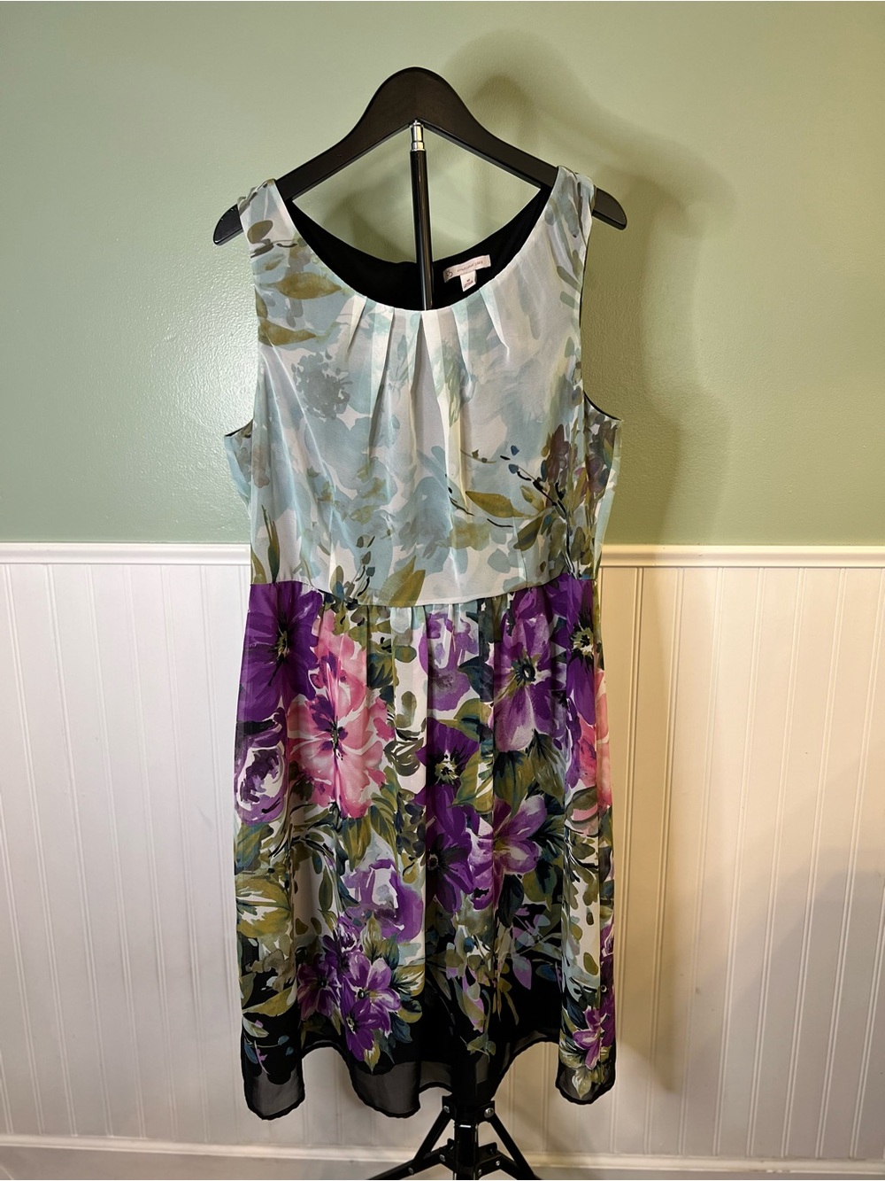 Dressbarn  Floral Midi Dress w/Chiffon Overlay in Light Blue and Purple. Size 16